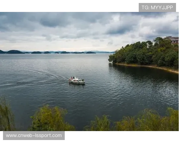 庐山西海首届冬泳赛举行,300余名选手竞逐。 庐山西海首届冬泳赛举行,300余名选手竞逐。